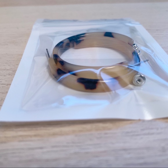 Resin Tortoise Round Hoop Earrings - Picture 3 of 3